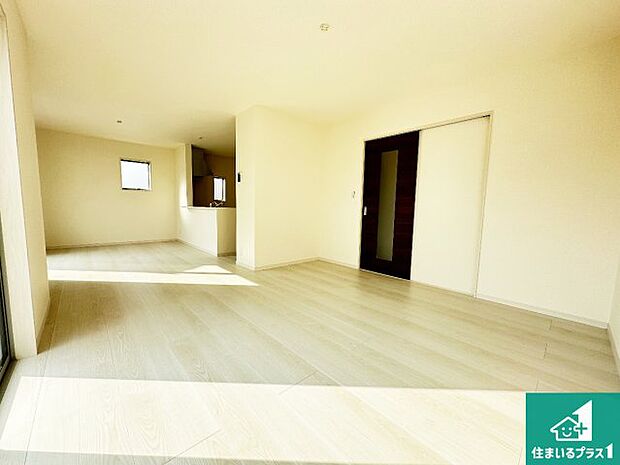 【居間・リビング】日当たり良好の明るいリビングで朝の目覚めもスッキリできそう!対面キッチンでご家族のコミュニケーションも自然と増える設計!小さなお子様が遊ぶスペースを作っても広々とくつろげるLDK!