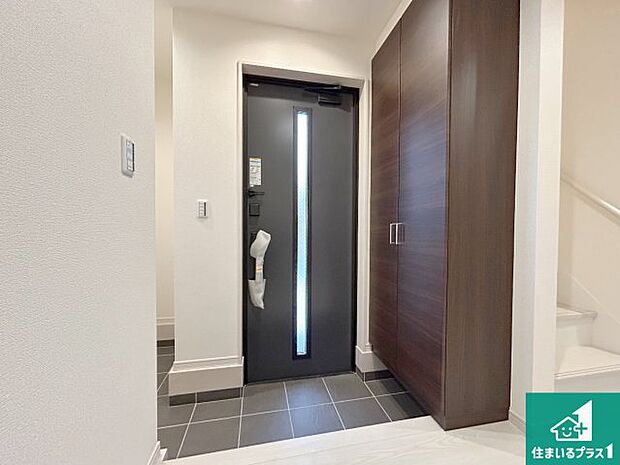 【玄関】シューズボックスにはたくさんの靴が収納できるので玄関周りはいつもスッキリ!ご家族が増えても安心!