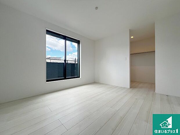 【洋室】シンプルな洋室は、自分好みのインテリアが楽しめます♪ご家族とインテリアや家具を選びに行くのは新築購入時の醍醐味の一つです。ぜひお楽しみください♪