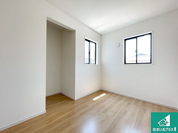 【洋室】寝室は心地よい眠りについてもらいたくて、シンプルかつ開放的な空間な設計にしています!大きな窓から差し込む日が心地いいです♪