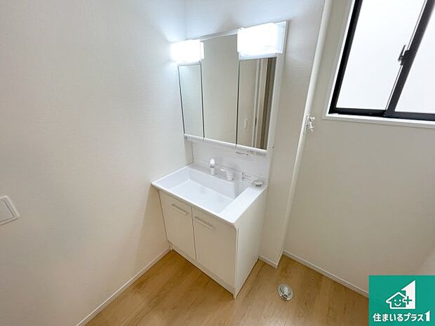 【独立洗面台】清潔感のある洗面台です。フラットな鏡は掃除がしやすく毎日清潔!鏡裏には収納があるのでスッキリとした洗面台が保てます。