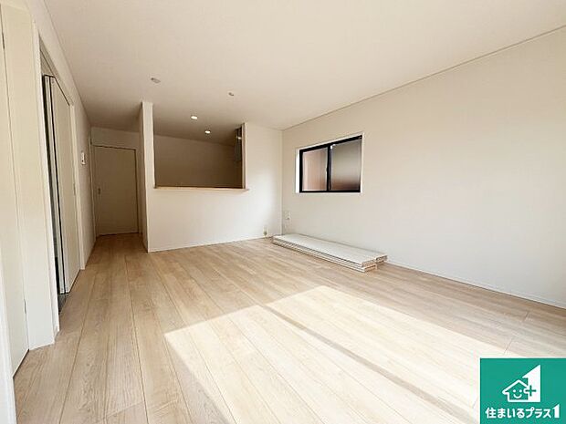 【居間・リビング】日当たり良好の明るいリビングで朝の目覚めもスッキリできそう!対面キッチンでご家族のコミュニケーションも自然と増える設計!小さなお子様が遊ぶスペースを作っても広々とくつろげるLDK!