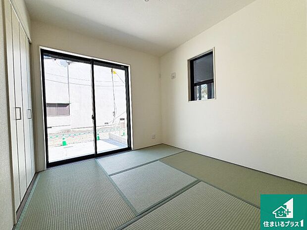 【和室】一室あると便利な和室は客間としてだけでなく、小さなお子様のプレイルームや食後のくつろぎスペースとしてもご利用いただけます。収納もついていますので大活躍間違いなし!