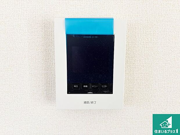 【カラーモニターインターホン】声だけでなく来訪者の姿や顔がモニターで確認できるので、小さなお子様がいらっしゃるご家庭でも安心できます!