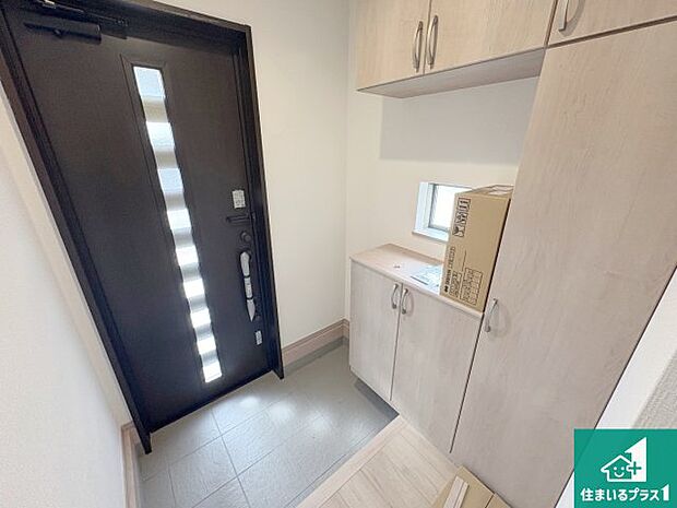 【玄関】シューズボックスにはたくさんの靴が収納できるので玄関周りはいつもスッキリ!ご家族が増えても安心!