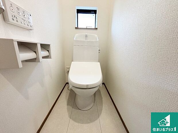 【トイレ】1・2階の2ヶ所にあるので、朝の忙しい時間の順番待ちもなく、深夜の利用にも大変便利です。