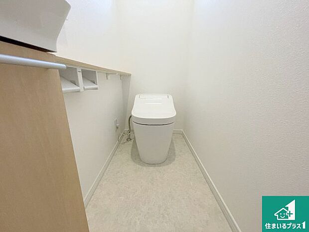 【トイレ】1・2階の2ヶ所にあるので、朝の忙しい時間の順番待ちもなく、深夜の利用にも大変便利です。