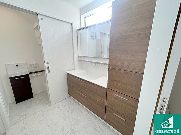 【独立洗面台】清潔感のある洗面台です。フラットな鏡は掃除がしやすく毎日清潔!鏡裏には収納があるのでスッキリとした洗面台が保てます。