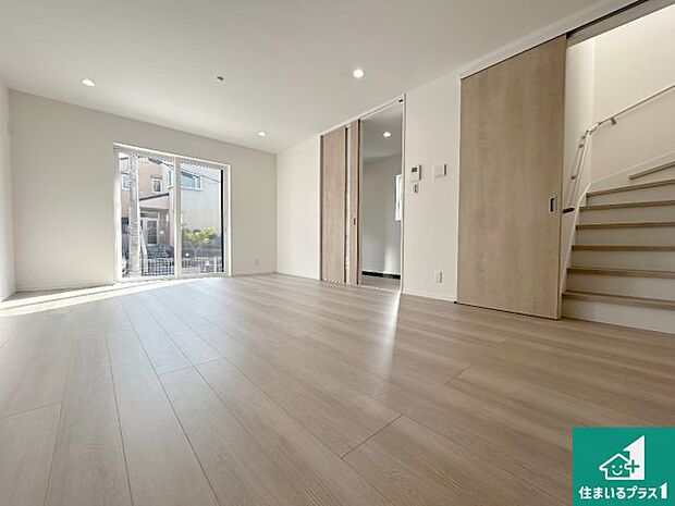 【居間・リビング】日当たり良好の明るいリビングで朝の目覚めもスッキリできそう!対面キッチンでご家族のコミュニケーションも自然と増える設計!小さなお子様が遊ぶスペースを作っても広々とくつろげるLDK!