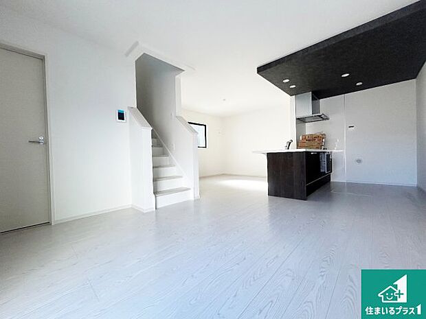 【居間・リビング】日当たり良好の明るいリビングで朝の目覚めもスッキリできそう!対面キッチンでご家族のコミュニケーションも自然と増える設計!小さなお子様が遊ぶスペースを作っても広々とくつろげるLDK!