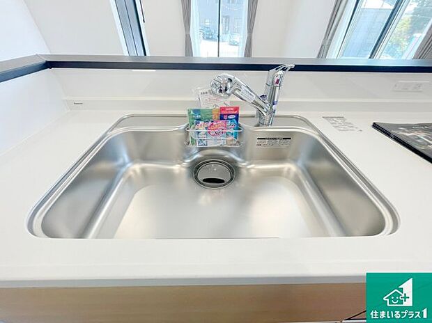 【キッチンシンク】蛇口の先端に浄水器を内蔵しています!原水と浄水、お湯と冷水、シャワーの切替えがワンタッチなので用途によって使い分けられます。