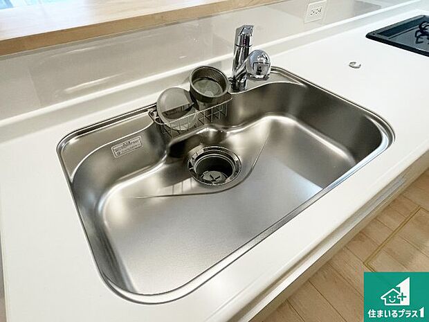 【キッチンシンク】蛇口の先端に浄水器を内蔵しています!原水と浄水、お湯と冷水、シャワーの切替えがワンタッチなので用途によって使い分けられます。