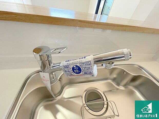 【キッチンシンク】蛇口の先端に浄水器を内蔵しています!原水と浄水、お湯と冷水、シャワーの切替えがワンタッチなので用途によって使い分けられます。