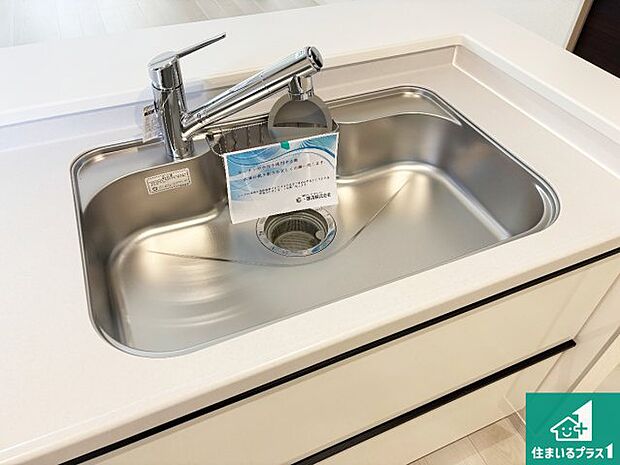 【キッチンシンク】蛇口の先端に浄水器を内蔵しています!原水と浄水、お湯と冷水、シャワーの切替えがワンタッチなので用途によって使い分けられます。