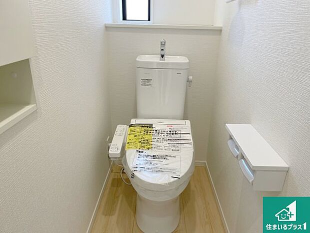 【トイレ】1・2階の2ヶ所にあるので、朝の忙しい時間の順番待ちもなく、深夜の利用にも大変便利です。