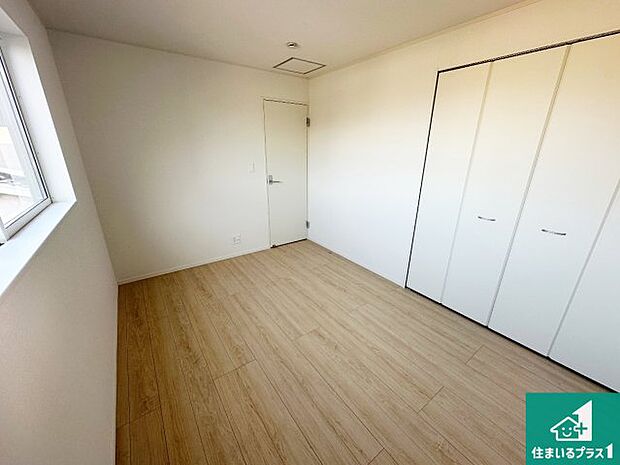 【洋室】シンプルな洋室は、自分好みのインテリアが楽しめます♪ご家族とインテリアや家具を選びに行くのは新築購入時の醍醐味の一つです。ぜひお楽しみください♪