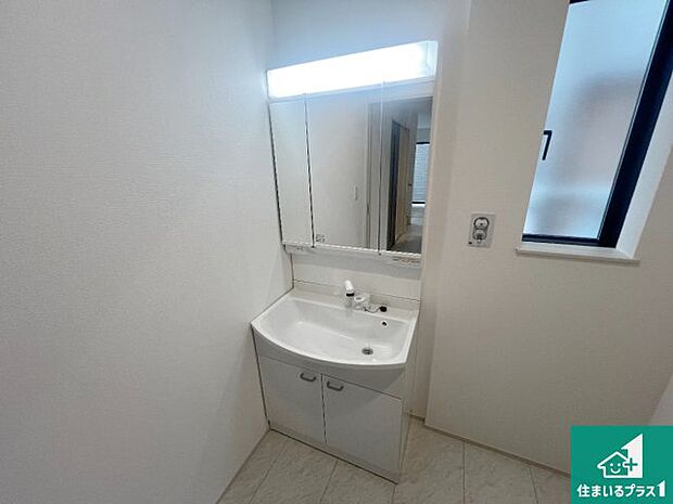 【独立洗面台】清潔感のある洗面台です。フラットな鏡は掃除がしやすく毎日清潔!鏡裏には収納があるのでスッキリとした洗面台が保てます。