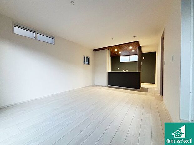 【居間・リビング】日当たり良好の明るいリビングで朝の目覚めもスッキリできそう!対面キッチンでご家族のコミュニケーションも自然と増える設計!小さなお子様が遊ぶスペースを作っても広々とくつろげるLDK!