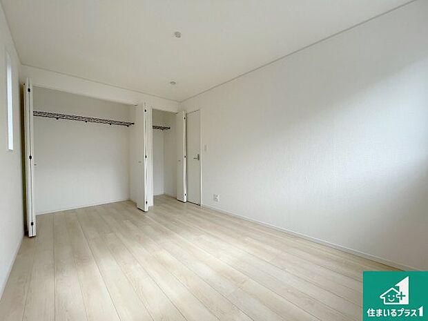 【洋室】シンプルな洋室は、自分好みのインテリアが楽しめます♪ご家族とインテリアや家具を選びに行くのは新築購入時の醍醐味の一つです。ぜひお楽しみください♪