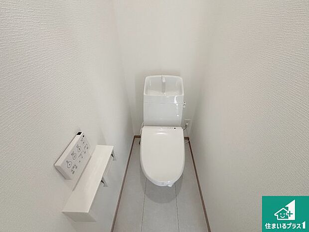 【トイレ】1・2階の2ヶ所にあるので、朝の忙しい時間の順番待ちもなく、深夜の利用にも大変便利です。