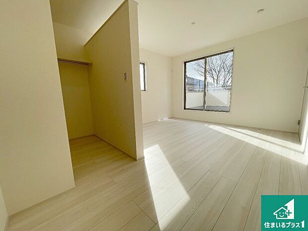 【洋室】シンプルな洋室は、自分好みのインテリアが楽しめます♪ご家族とインテリアや家具を選びに行くのは新築購入時の醍醐味の一つです。ぜひお楽しみください♪