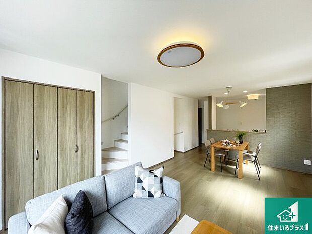 【居間・リビング】日当たり良好の明るいリビングで朝の目覚めもスッキリできそう!対面キッチンでご家族のコミュニケーションも自然と増える設計!小さなお子様が遊ぶスペースを作っても広々とくつろげるLDK!