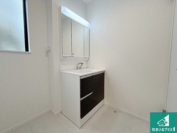 【独立洗面台】清潔感のある洗面台です。フラットな鏡は掃除がしやすく毎日清潔!鏡裏には収納があるのでスッキリとした洗面台が保てます。