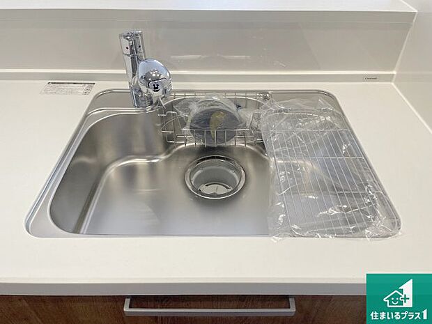 【キッチンシンク】蛇口の先端に浄水器を内蔵しています!原水と浄水、お湯と冷水、シャワーの切替えがワンタッチなので用途によって使い分けられます。