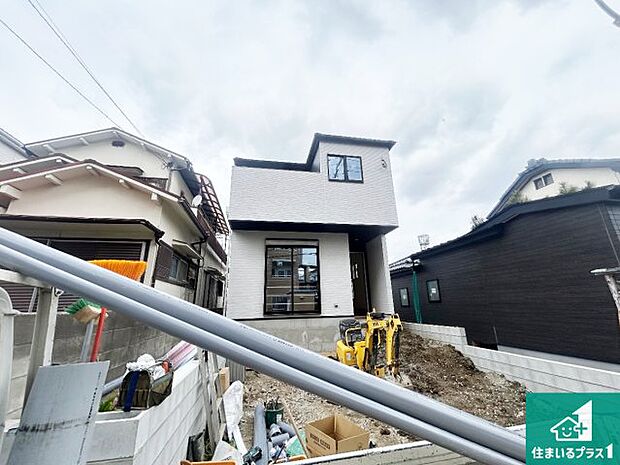 【外観】周辺は落ち着いた街並みの住宅地!子育てがしやすい住環境です!まだ未完成ですが、現地でしかわからない事もございます。是非一度ご覧ください。