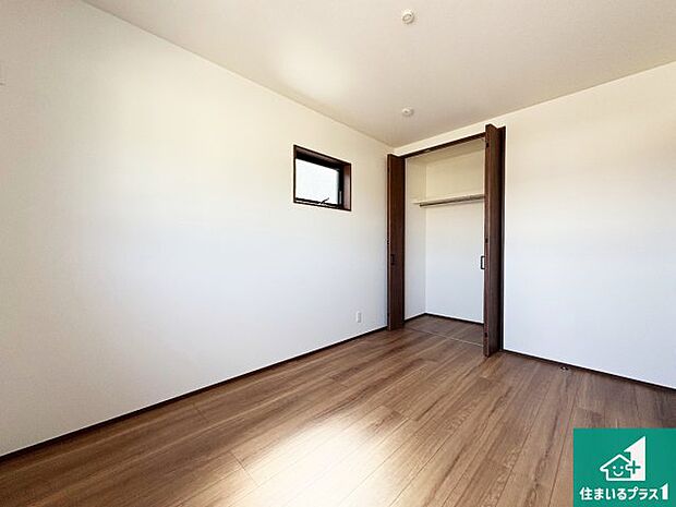 【洋室】シンプルな洋室は、自分好みのインテリアが楽しめます♪ご家族とインテリアや家具を選びに行くのは新築購入時の醍醐味の一つです。ぜひお楽しみください♪