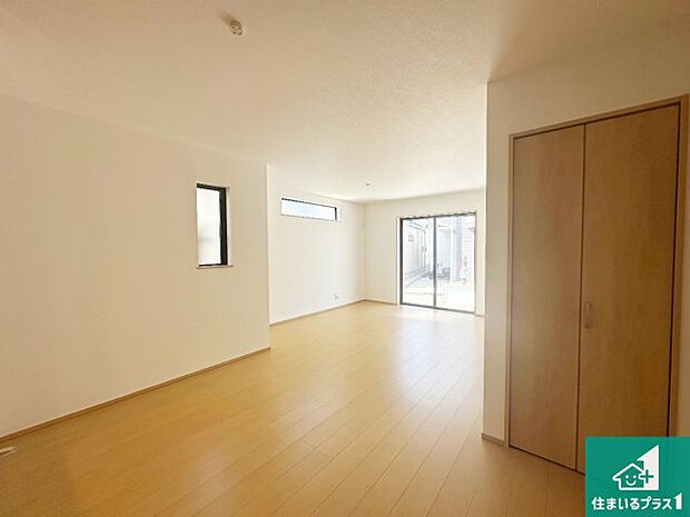 【居間・リビング】日当たり良好の明るいリビングで朝の目覚めもスッキリできそう!対面キッチンでご家族のコミュニケーションも自然と増える設計!小さなお子様が遊ぶスペースを作っても広々とくつろげるLDK!