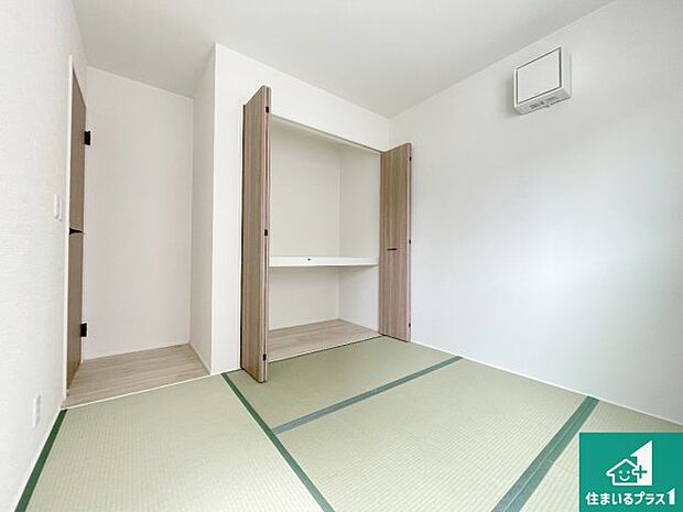 【和室】一室あると便利な和室は客間としてだけでなく、小さなお子様のプレイルームや食後のくつろぎスペースとしてもご利用いただけます。収納もついていますので大活躍間違いなし!