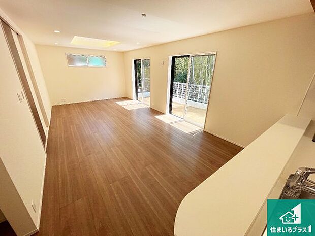 【居間・リビング】日当たり良好の明るいリビングで朝の目覚めもスッキリできそう!対面キッチンでご家族のコミュニケーションも自然と増える設計!小さなお子様が遊ぶスペースを作っても広々とくつろげるLDK!