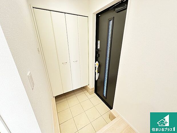 【玄関】シューズボックスにはたくさんの靴が収納できるので玄関周りはいつもスッキリ!ご家族が増えても安心!