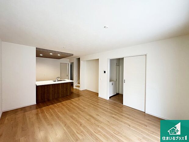 【居間・リビング】日当たり良好の明るいリビングで朝の目覚めもスッキリできそう!対面キッチンでご家族のコミュニケーションも自然と増える設計!小さなお子様が遊ぶスペースを作っても広々とくつろげるLDK!