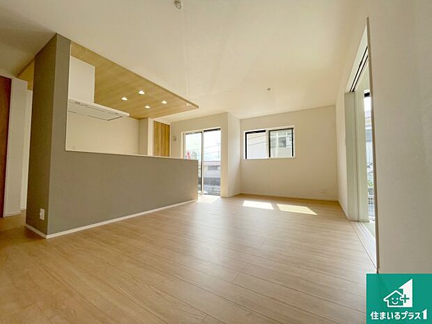 【居間・リビング】日当たり良好の明るいリビングで朝の目覚めもスッキリできそう!対面キッチンでご家族のコミュニケーションも自然と増える設計!小さなお子様が遊ぶスペースを作っても広々とくつろげるLDK!