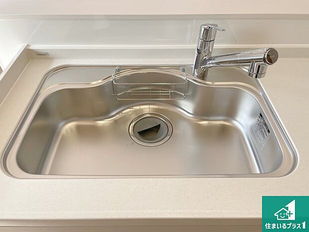 【キッチンシンク】蛇口の先端に浄水器を内蔵しています!原水と浄水、お湯と冷水、シャワーの切替えがワンタッチなので用途によって使い分けられます。