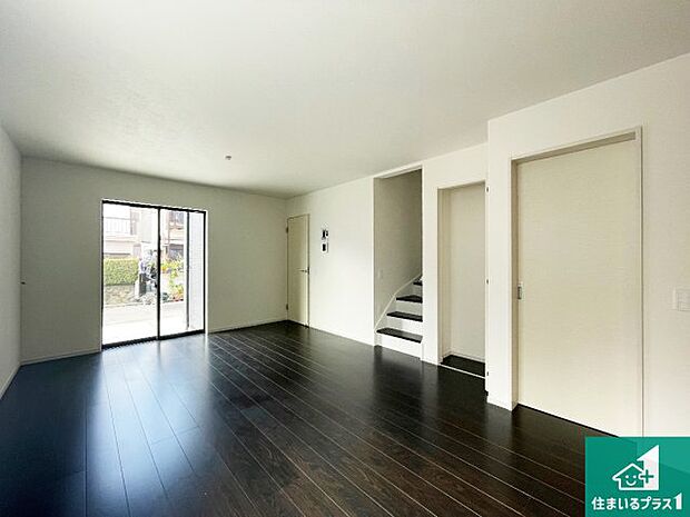 【居間・リビング】日当たり良好の明るいリビングで朝の目覚めもスッキリできそう!対面キッチンでご家族のコミュニケーションも自然と増える設計!小さなお子様が遊ぶスペースを作っても広々とくつろげるLDK!