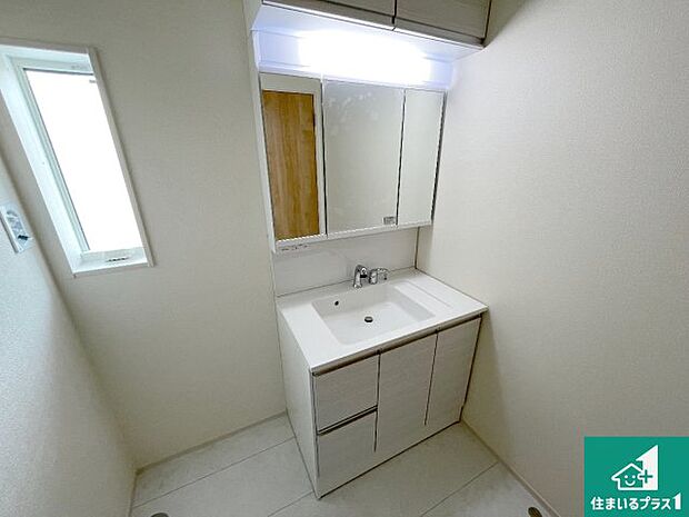 【独立洗面台】清潔感のある洗面台です。フラットな鏡は掃除がしやすく毎日清潔!鏡裏には収納があるのでスッキリとした洗面台が保てます。