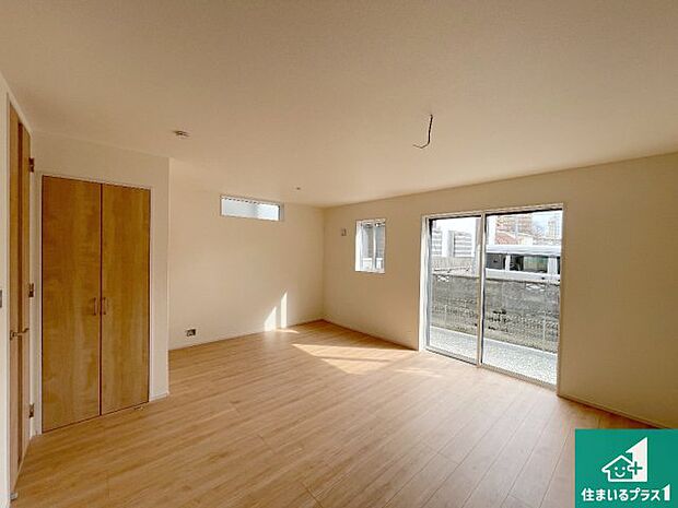 【居間・リビング】日当たり良好の明るいリビングで朝の目覚めもスッキリできそう!対面キッチンでご家族のコミュニケーションも自然と増える設計!小さなお子様が遊ぶスペースを作っても広々とくつろげるLDK!