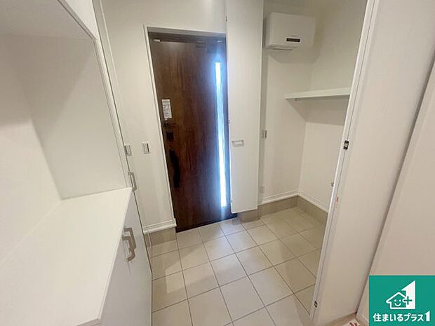 【玄関】シューズボックスにはたくさんの靴が収納できるので玄関周りはいつもスッキリ!ご家族が増えても安心!