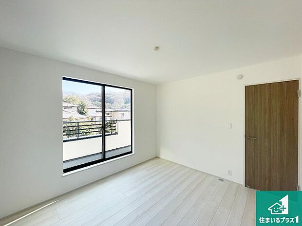 【洋室】寝室は心地よい眠りについてもらいたくて、シンプルかつ開放的な空間な設計にしています!大きな窓から差し込む日が心地いいです♪