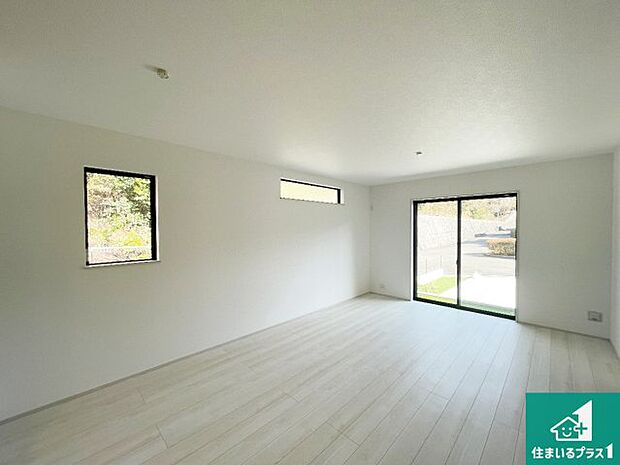 【居間・リビング】日当たり良好の明るいリビングで朝の目覚めもスッキリできそう!対面キッチンでご家族のコミュニケーションも自然と増える設計!小さなお子様が遊ぶスペースを作っても広々とくつろげるLDK!