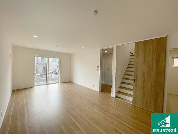 【居間・リビング】日当たり良好の明るいリビングで朝の目覚めもスッキリできそう!対面キッチンでご家族のコミュニケーションも自然と増える設計!小さなお子様が遊ぶスペースを作っても広々とくつろげるLDK!