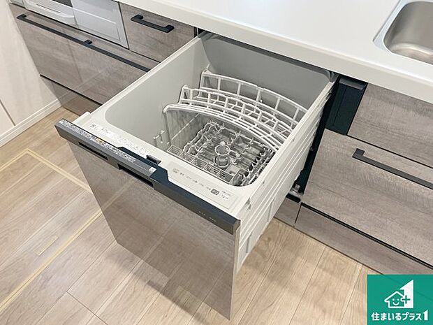 【食器洗浄乾燥機】食事後の一仕事、食器洗いをボタン一つでお任せできちゃいます!場所を取らないビルトイン式なので、お料理スペースもしっかり確保!