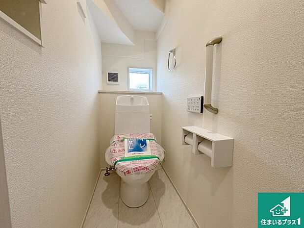 【トイレ】1・2階の2ヶ所にあるので、朝の忙しい時間の順番待ちもなく、深夜の利用にも大変便利です。
