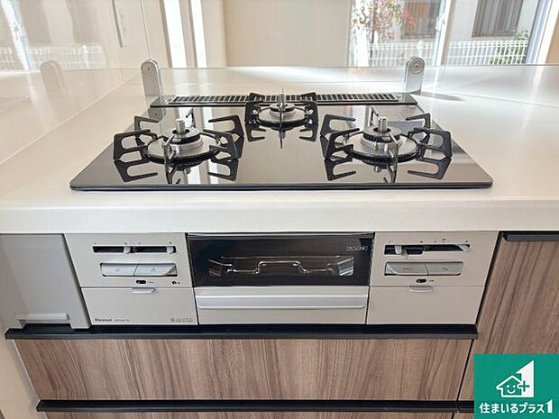 【コンロ】ダブル高火力Ｓｉセンサー付きコンロ！３口あるので、まとめて料理をする時も大活躍！