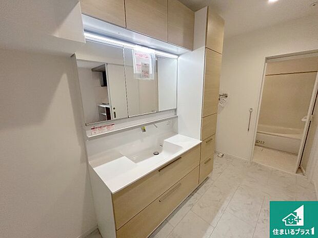 【独立洗面台】清潔感のある洗面台です。フラットな鏡は掃除がしやすく毎日清潔!鏡裏には収納があるのでスッキリとした洗面台が保てます。