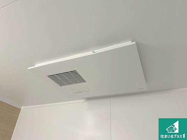 【浴室暖房乾燥機】四季を通して快適なバスライフをお手伝いする浴室暖房乾燥機!浴室の乾燥・暖房・涼風・換気はもちろん、24時間換気にも対応!