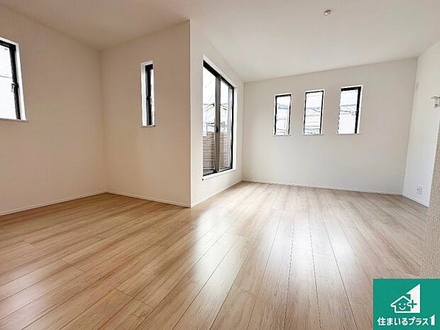 【居間・リビング】日当たり良好の明るいリビングで朝の目覚めもスッキリできそう!対面キッチンでご家族のコミュニケーションも自然と増える設計!小さなお子様が遊ぶスペースを作っても広々とくつろげるLDK!